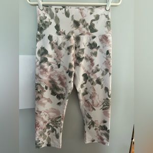 New Condition Hyba Leggings, Size Medium, White with Floral Pattern.